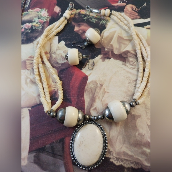 Cream and Silver Pendant Necklace - Picture 3 of 9